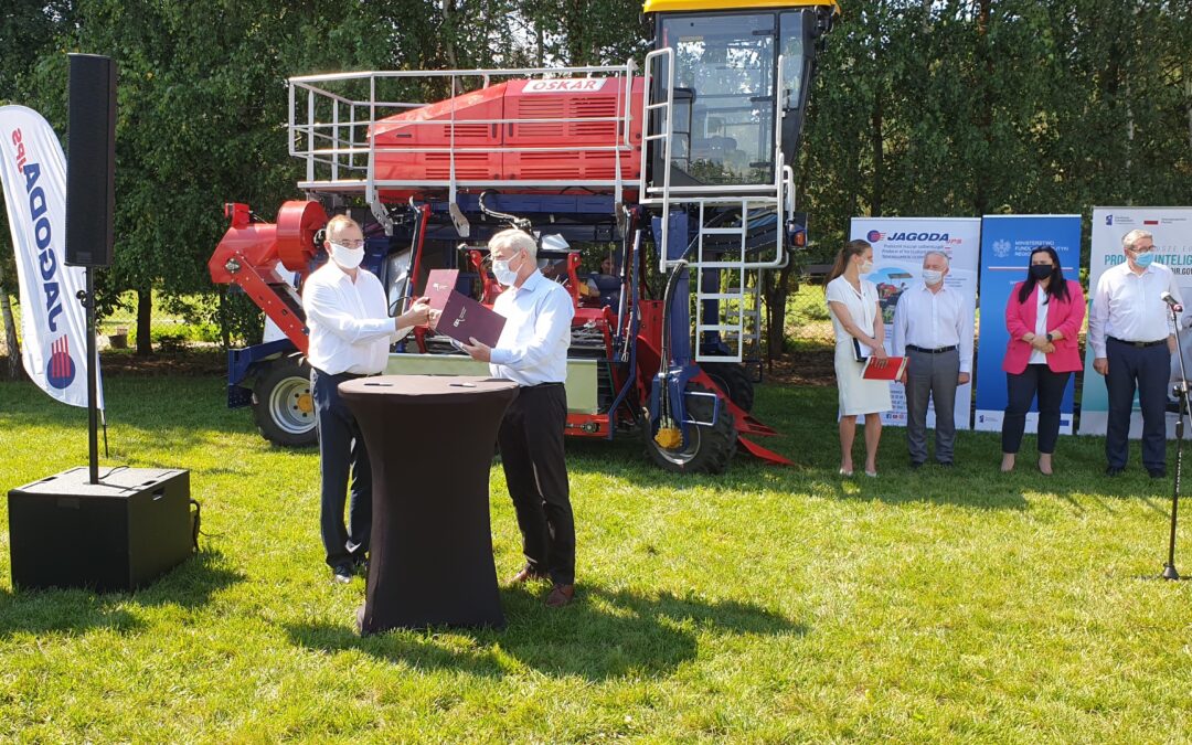 JAGODA JPS beneficiary from NCBR presented their innovative solutions Self-propelled Berry Harvester OSKAR 4WD